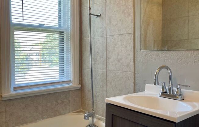 Amazing 5 Bedroom 2Bathroom Duplex in St Paul!!!