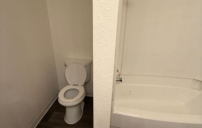 3 beds, 1.5 baths, 1,140 sqft, $1,199, Unit 405-102