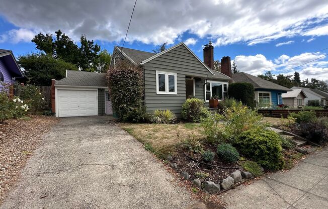 Renovated 1950s South Tabor Bungalow Near Mt. Tabor! 3bed/2bath pets ok! Video walkthrough