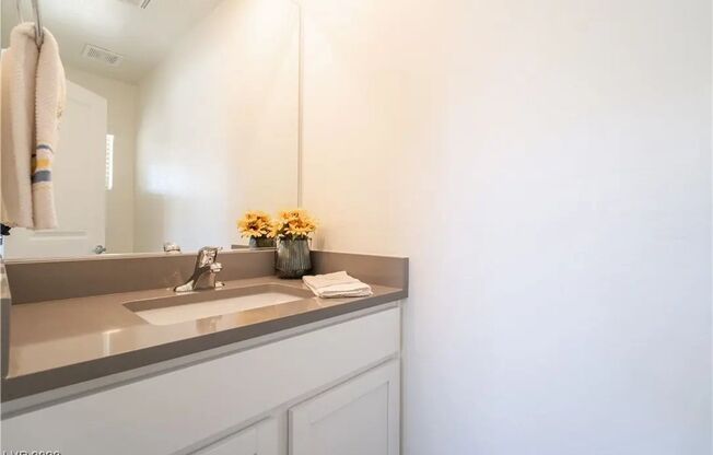 Bright, Modern 3 Bd, 3 bth, Home with Chef inspired Kitchen, 2 Living Spaces