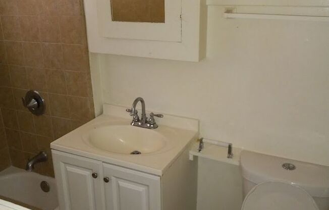 Studio, 1 bath, 390 sqft, $1,275, Unit 06