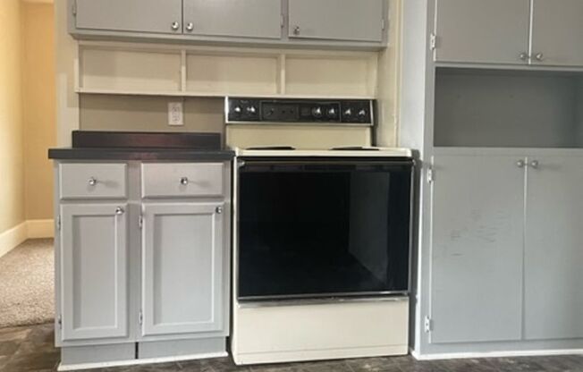 2 beds, 1 bath, 594 sqft, $650