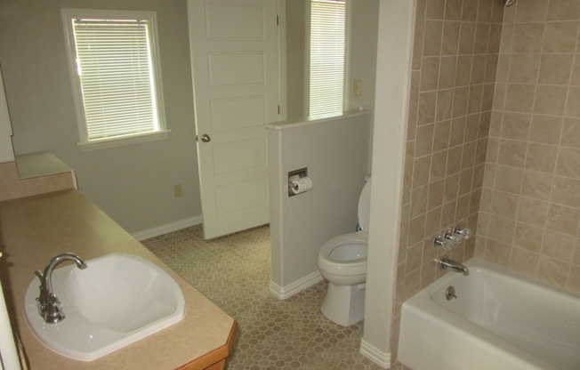 2 beds, 1 bath, $1,095