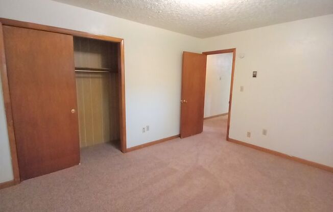 2 beds, 1 bath, 903 sqft, $1,340, Unit J-10