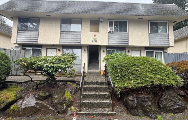 Charming 2 bed, 1 bath Lynnwood Condo, $1725/mo.