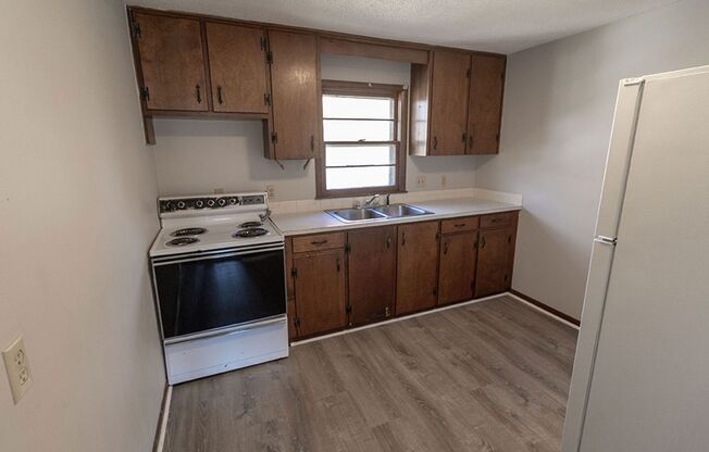 2 beds, 1 bath, $795, Unit 202