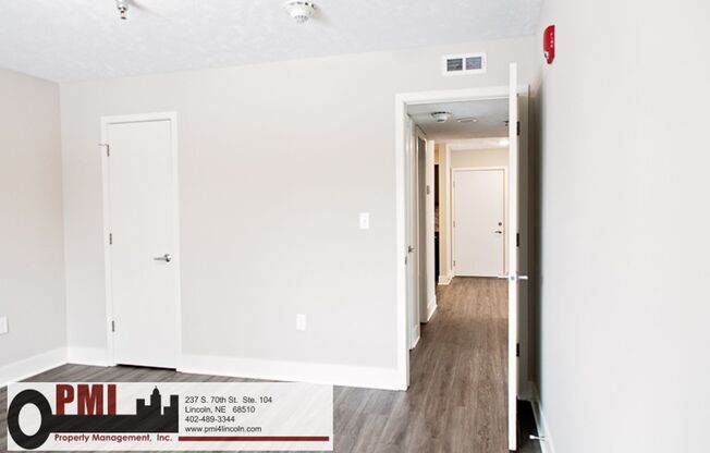 2 beds, 1 bath, $995, Unit 4001 Holdrege St. #16