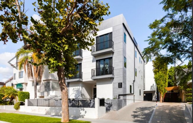 Modern 3 bed/3 bath townhome with 900 sf private rooftop!