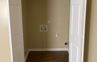 2 beds, 1.5 baths, 980 sqft, $1,005, Unit H4