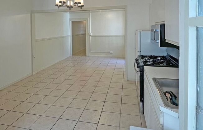 OPEN HOUSE: Tuesday (10/20) 6:30pm-6:45pm. Top Floor 2BR/1BA apartment in North Beach, Shared laundry (42½ Via Ferlinghetti)