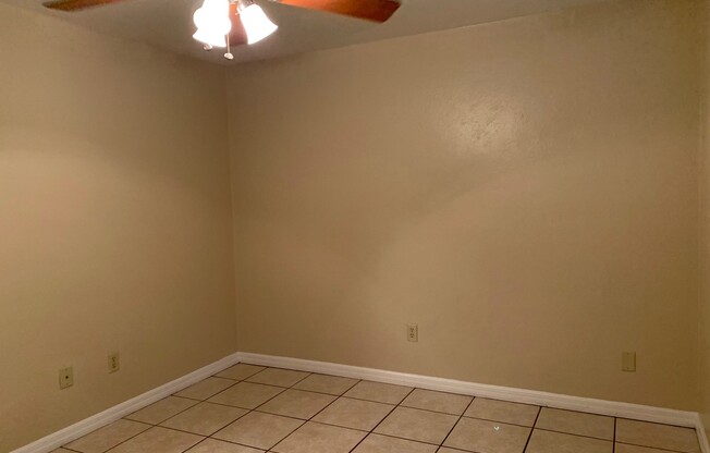 2 beds, 1 bath, 868 sqft, $1,100, Unit 4044 NE 1 DR