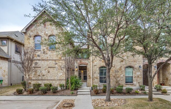 Sophisticated Townhome Ready to Move In!