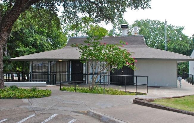 3 beds, 2 baths, 1,100 sqft, $1,695, Unit 208