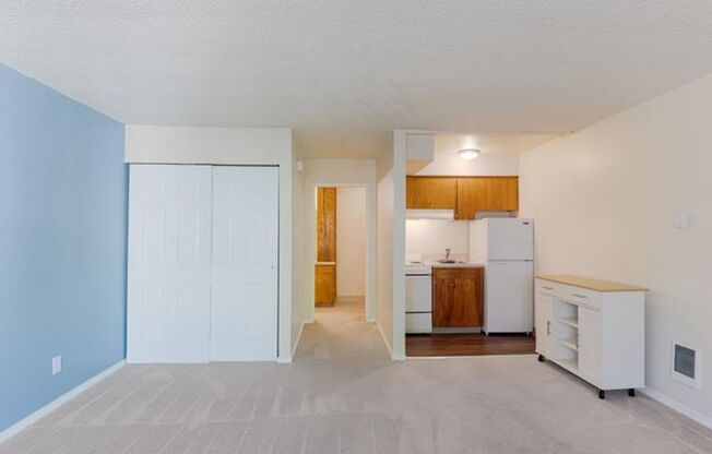 Studio, 1 bath, 375 sqft, $1,075, Unit 213