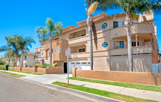 Spacious 2BR/2BA Condo 2 Blocks From Beach