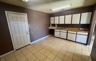 3 beds, 1 bath, $725