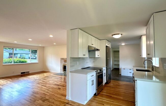 3bd/1.5ba Shoreline Home