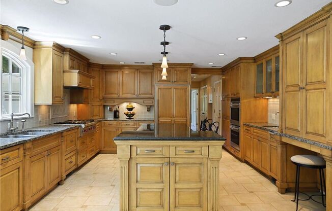 7 Bedroom home near Cedar Lake