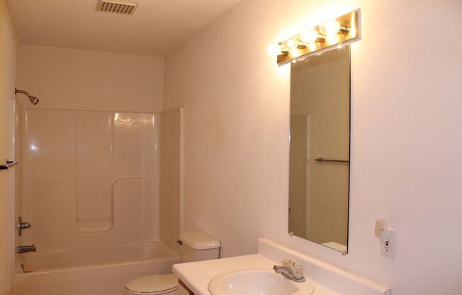 2 beds, 1 bath, $1,000, Unit 3428-3