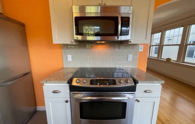 Queens Court Condo #310 - Top Floor Corner Unit - W/S/G included in rent!