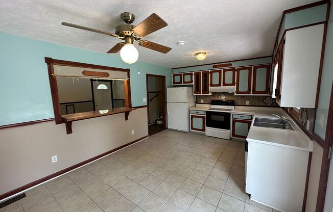 3 beds, 2 baths, $1,300