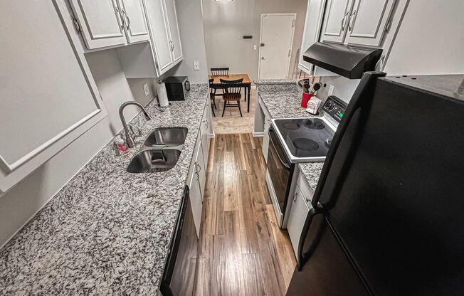 2 beds, 1 bath, $2,300, Unit UNIT H