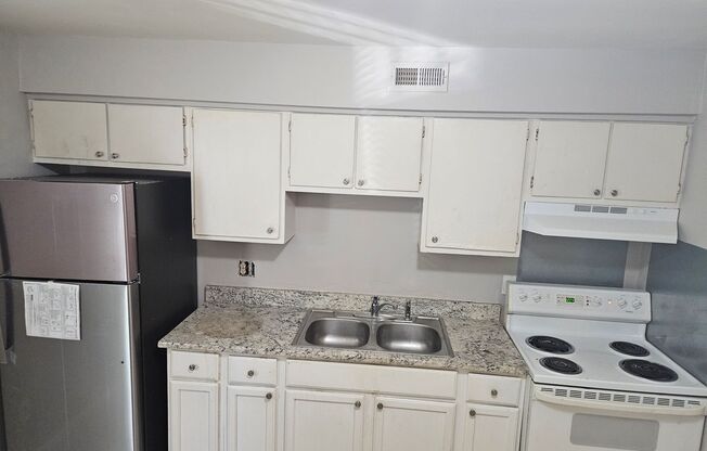 2 beds, 1 bath, $1,295