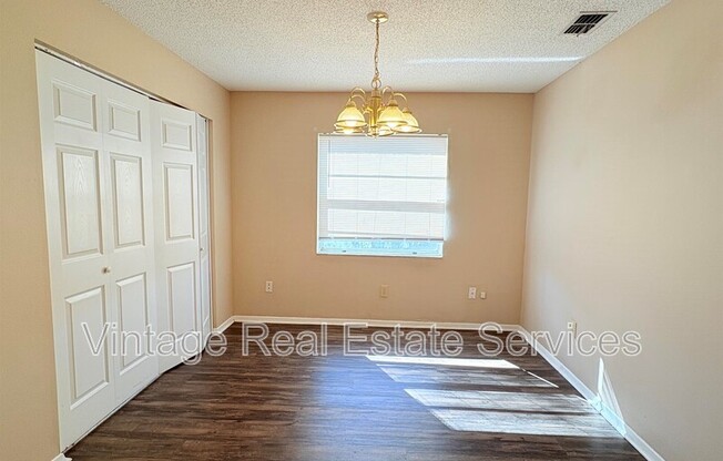 902 E PINE RDG CIR