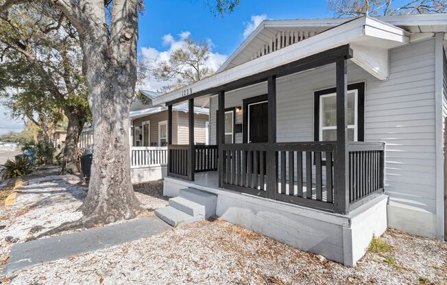 Cute 2bdrm/1bath house with large fenced yard Section 8 OK**