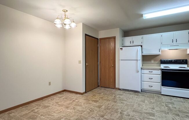1 bed, 1 bath, 547 sqft, $875, Unit WE 1000 RL-13