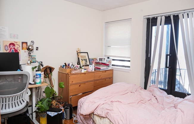 3 beds, 1 bath, 850 sqft, $3,900, Unit 11