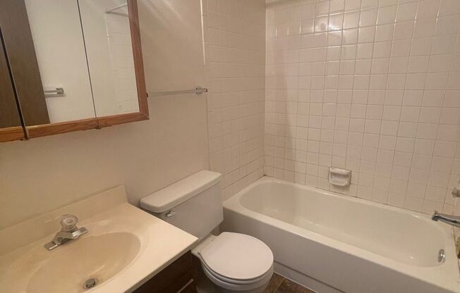 2 beds, 1 bath, $655, Unit 31