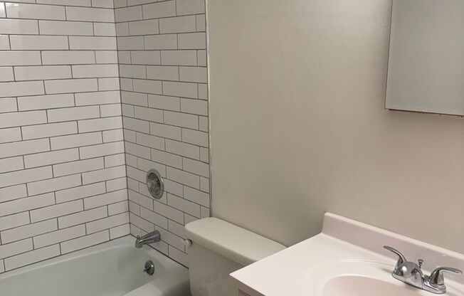 Studio, 1 bath, 350 sqft, $1,050, Unit Unit B5