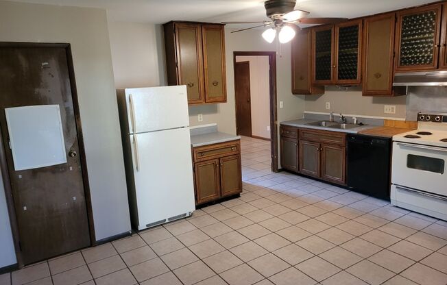 Great Ranch House next to a Park and Public Swimming Pool!