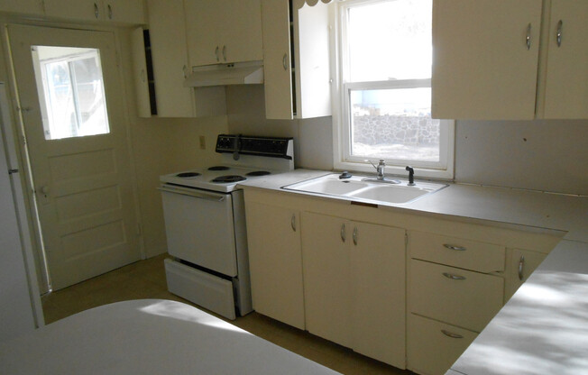 2 beds, 1 bath, $1,895