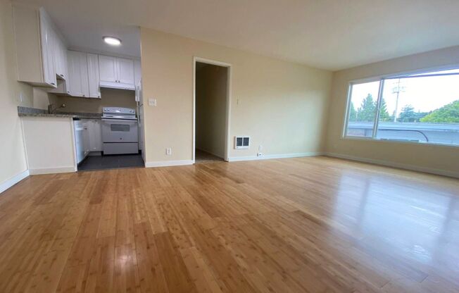 Montavilla Upstairs Townhouse~ Off Street Parking~ 89 Walk Score~ 99 Bike Score~ Pets Welcome!