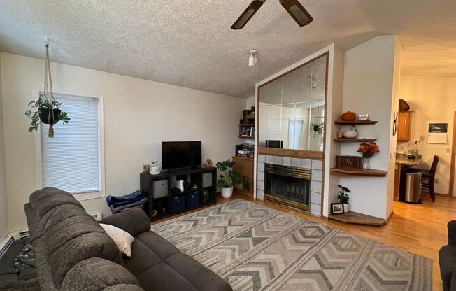 Single Family House off Turpin! 3 Bed/2 Bath/2 Car Garage!