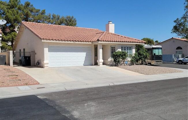 HIGHLY DESIRABLE "THE LAKES" COMMUNITY!!