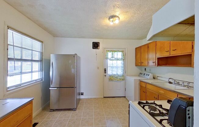 Charming 3-Bedroom, 1-Bath Single-Family Home near E 5th Ave