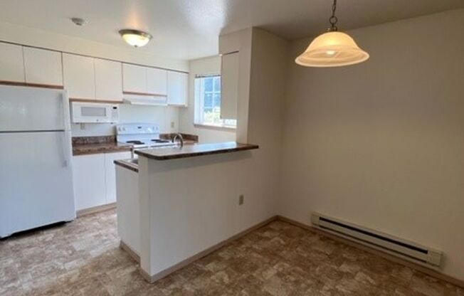 2 beds, 1 bath, 915 sqft, $1,635, Unit 411