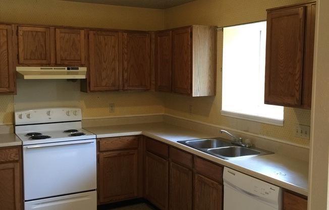 NICE HOME SURROUNDED BY LOTS OF TREES*MASTER BEDROOM HAS HIS/HERS WALK-INS*GREAT NEIGHBORHOOD FOR GROWING FAMILY*FIREPLACE IN LIVING*EASY ACCESS TO LACKLAND AFB