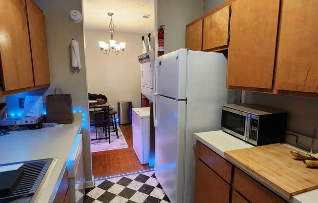 2 beds, 1 bath, 1,230 sqft, $2,700, Unit B