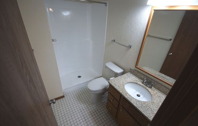 2 beds, 2 baths, 915 sqft, $1,695, Unit 204