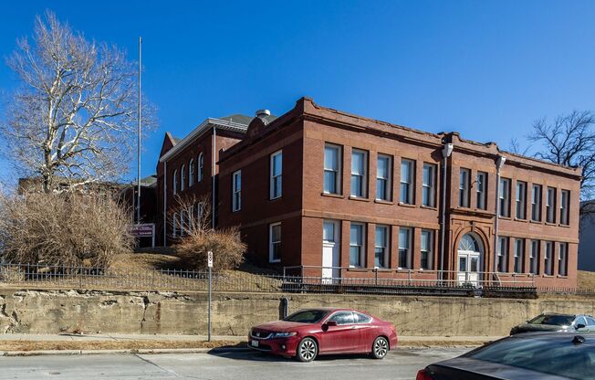 Studio, 1 bath, $899, Unit 3819 Jones St #206