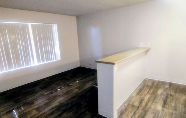 Studio, 1 bath, 355 sqft, $1,040
