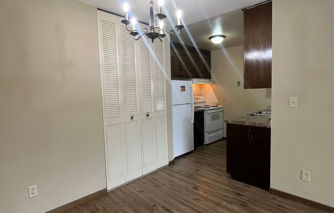 2 beds, 1 bath, 878 sqft, $915, Unit 301