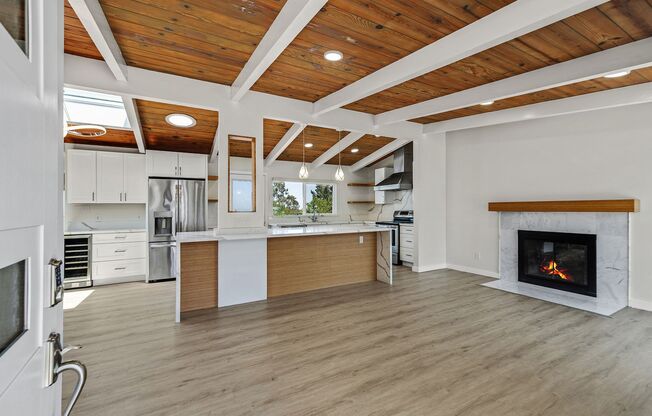 Modern 4-Bedroom Crestmoor Home with Expansive Views