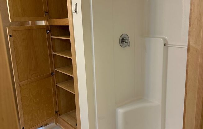 2 beds, 2 baths, 1,000 sqft, $1,250, Unit 214