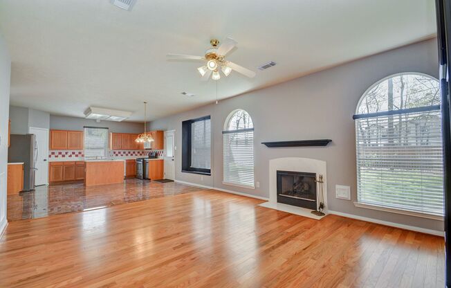 Gorgeous 4 bed/2.5 bath two story home!