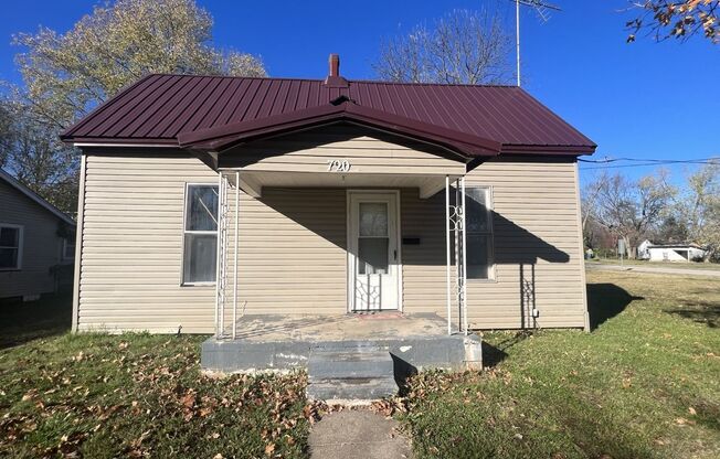 Cute 2 Bedroom/ 2 bathroom home located in Neosho Mo! Rent ready.